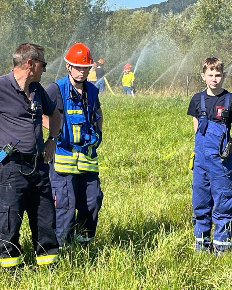Jugendliche der Jugendfeuerwehr Scherfede bei einer Übung im Freien