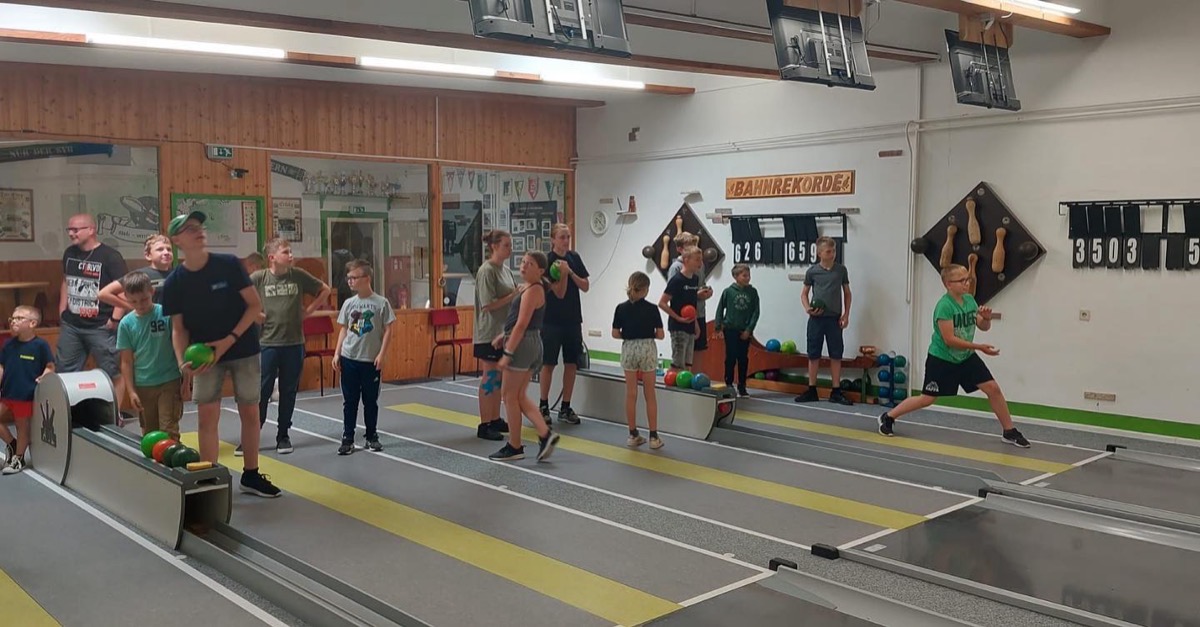 Kinder der Kinderfeuerwehr Warburg bei einer Übung in der Halle