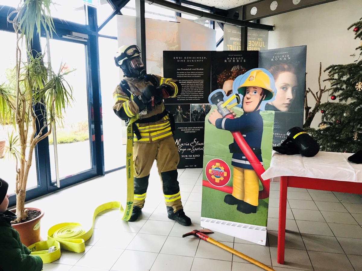 Kinderfeuerwehr-Aktion mit Atemschutz und Feuerwehrmann-Sam-Aufsteller